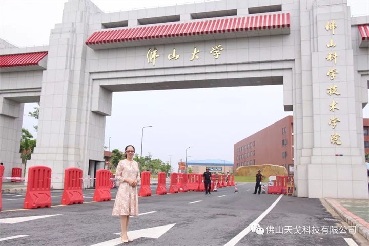 易助在佛大門前拍照留念 易助在佛大門前拍照留念