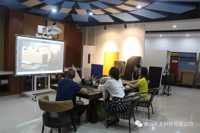 黃董陪同會(huì)長蘭芳觀看我司宣傳視頻