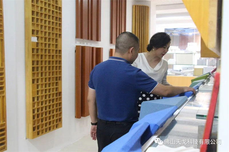 黃董向會(huì)長蘭芳介紹我司吸音材料