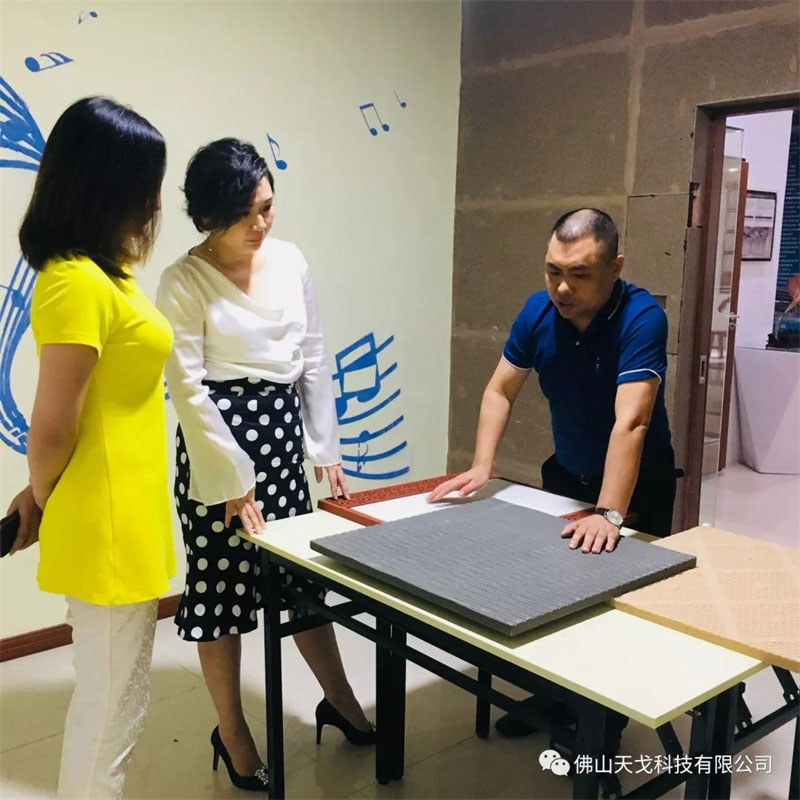 黃董向會(huì)長蘭芳介紹我司新型吸音材料