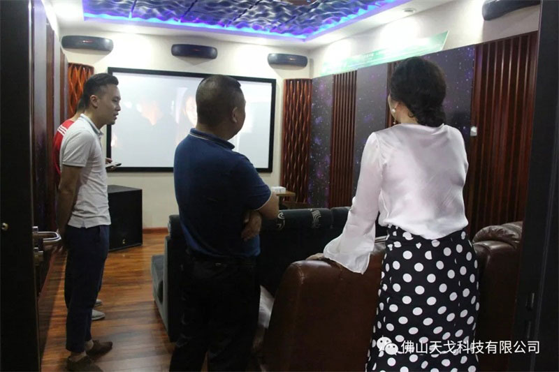 黃董陪同會(huì)長蘭芳參觀我司家庭影院體驗(yàn)廳